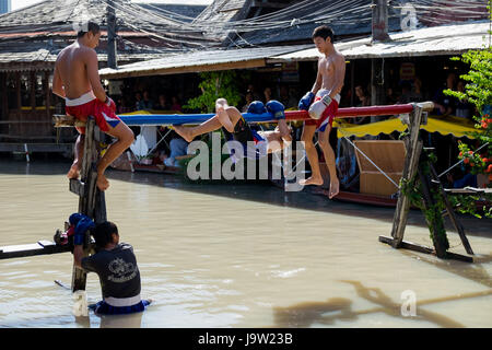 PATTATA THAÏLANDE 4 OCTOBRE : hommes non identifiés se battre pour la boxe de l'océan dans la région de marché flottant de Pattaya, le 4 octobre 2015. Au Pattaya Chonburi, Thaïlande. Ocea Banque D'Images