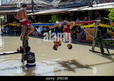 PATTATA THAÏLANDE 4 OCTOBRE : hommes non identifiés se battre pour la boxe de l'océan dans la région de marché flottant de Pattaya, le 4 octobre 2015. Au Pattaya Chonburi, Thaïlande. Ocea Banque D'Images