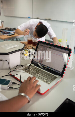 Bangkok, Thaïlande - 22 novembre 2012 : Dans le cadre d'un collège à Bangkok, les élèves étudient la chimie et la science dans le laboratoire de l'université. Banque D'Images