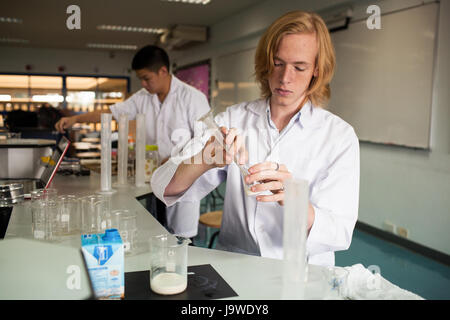 Bangkok, Thaïlande - 22 novembre 2012 : Dans le cadre d'un collège à Bangkok, les élèves étudient la chimie et la science dans le laboratoire de l'université. Banque D'Images