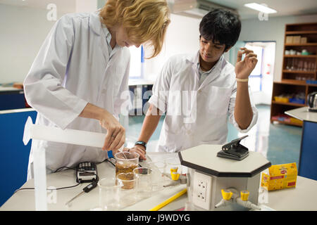 Bangkok, Thaïlande - 22 novembre 2012 : Dans le cadre d'un collège à Bangkok, les élèves étudient la chimie et la science dans le laboratoire de l'université. Banque D'Images