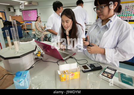 Bangkok, Thaïlande - 22 novembre 2012 : Dans le cadre d'un collège à Bangkok, les élèves étudient la chimie et la science dans le laboratoire de l'université. Banque D'Images