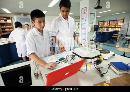 Bangkok, Thaïlande - 22 novembre 2012 : Dans le cadre d'un collège à Bangkok, les élèves étudient la chimie et la science dans le laboratoire de l'université. Banque D'Images