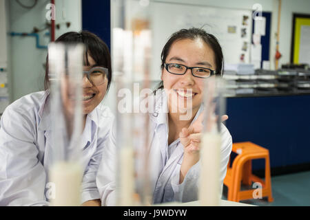 Bangkok, Thaïlande - 22 novembre 2012 : Dans le cadre d'un collège à Bangkok, les élèves étudient la chimie et la science dans le laboratoire de l'université. Banque D'Images