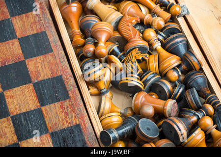 Pièces des échecs en bois vintage et de l'arrière-plan en échiquier Banque D'Images