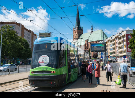 Tramway Public et Cathédrale Basilique de Saint-jacques l'Apôtre à Szczecin , Pologne Banque D'Images