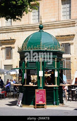 Cafe de la chaussée sur une petite place le long de la rue de la République aka Triq Ir Groussherzogtum Lëtzebuerg, La Valette, Malte, Europe. Banque D'Images