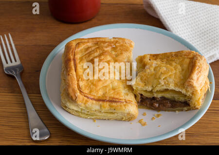 Tourte à la viande de boeuf avec sauce - boeuf en croûte à tarte close up sur platine - Contexte de l'alimentation Banque D'Images