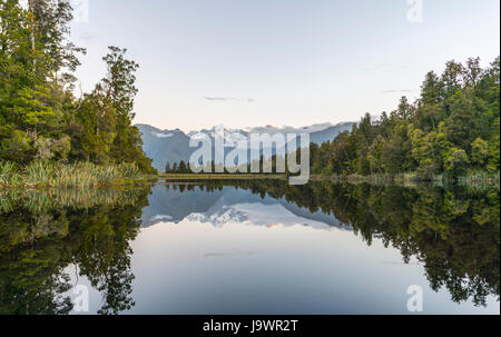 L'île de miroir, Mt. Tasman et Mt. Cook, reflet dans le lac Matheson, Parc National du Mont Cook, Westland National Park Banque D'Images