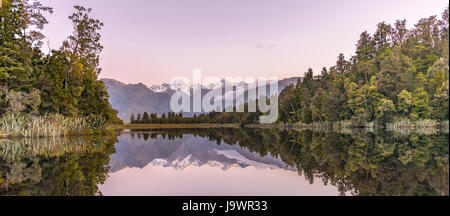 Le coucher du soleil, l'île de miroir, Mt. Tasman et Mt. Cook, reflet dans le lac Matheson, Parc National du Mont Cook, Westland National Park Banque D'Images