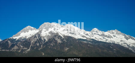 Paysage de montagne neige Yulong, elle aussi connu sous le nom de Montagne Enneigée du Dragon de Jade qui est situé dans la région de Yunnan, Chine. Banque D'Images