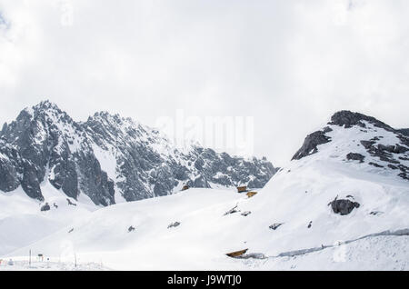 Paysage de montagne neige Yulong, elle aussi connu sous le nom de Montagne Enneigée du Dragon de Jade qui est situé dans la région de Yunnan, Chine. Banque D'Images