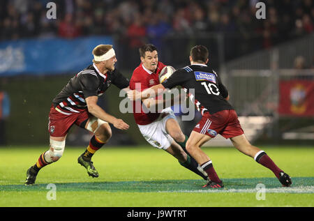 Les Lions britanniques et irlandais' Johnny Sexton (centre) est abordé par un syndicat provincial XV Gatland Bryn durant la visite au stade sans frais, Whangarei, Nouvelle Zélande. Banque D'Images