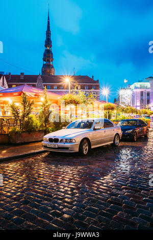 Riga, Lettonie - Juillet 3, 2016 : berline BMW Série 5 E39 Parking gratuit près de l'Open Air Lieu de loisirs centre de loisirs Egle en soirée ou la nuit dans l'éclairage Banque D'Images