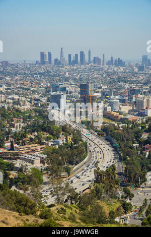 Après-midi vue aérienne de Los Angeles skyline avec la route de Hollywood Bowl donnent sur, Californie Banque D'Images