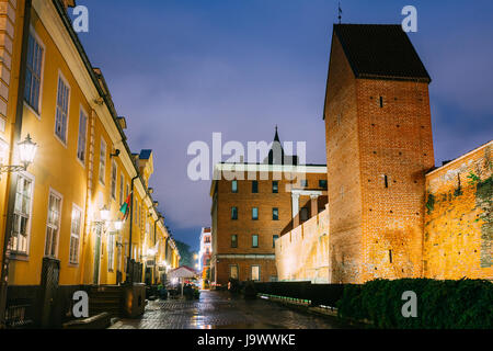 Riga, Lettonie - Juillet 3, 2016 : Façades de vieux célèbre Jacob's Barracks et une partie de l'ancien mur de la ville en haut de l'éclairage dans la rue au soir ou nuit Illu Banque D'Images