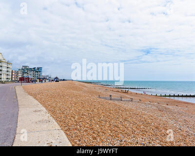 La plage de galets et de la promenade à Bognor Regis sous une couche de nuages d'ouate. Les touristes et les bâtiments dans la distance Banque D'Images