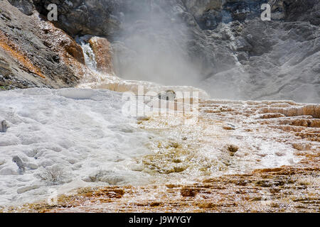 L'eau d'une source d'eau chaude fonctionne à partir d'une fissure dans les rochers du dépôt un lit de calcium qu'il coule en bas de la colline Banque D'Images