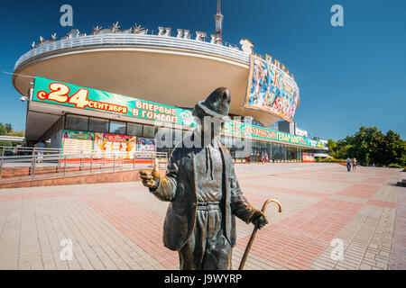 Gomel, Bélarus - 26 août 2016 : Monument à la célèbre Clown Karandash soviétique Roumiantsev ou près de Minsk State Circus dans une journée ensoleillée d'été. Banque D'Images