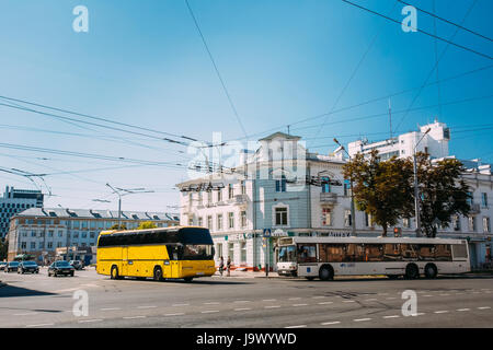 Gomel, Bélarus - 26 août 2016 : bus de tourisme et les bus en circulation urbaine dans Sovetskaya et Rogachevskaya Carrefour rues en journée ensoleillée Banque D'Images