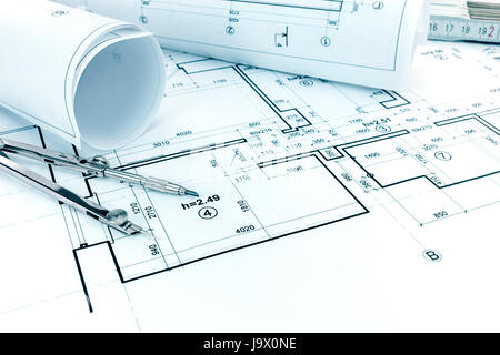 Les rouleaux de plans, dessin compas et règle de pliage sur des projets architecturaux Banque D'Images