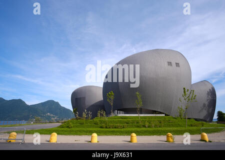 Bâtiment du théâtre moderne Théâtre Il Maggiore Maggiore (théâtre) à Verbania, sur le Lac Majeur, la région du Piémont, Italie Banque D'Images