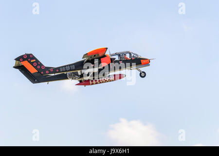 Conserves de North American Rockwell OV-10 Bronco un avion volant à Duxford Air Show dans son schéma de couleurs du centenaire 1914-1918 Banque D'Images