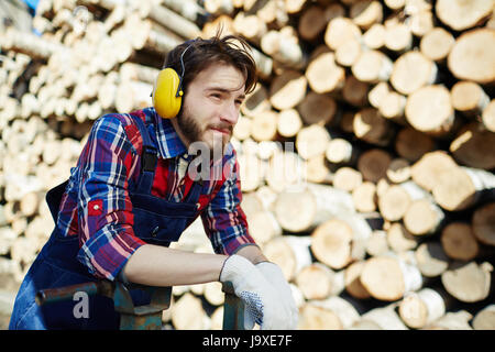 Casque de protection en travailleur de l'arbre poussant forklifter Banque D'Images