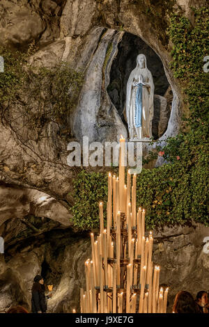 Grotte de la Vierge Immaculée Conception à Lourdes, France Banque D'Images