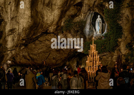 Grotte de la Vierge Immaculée Conception à Lourdes, France Banque D'Images