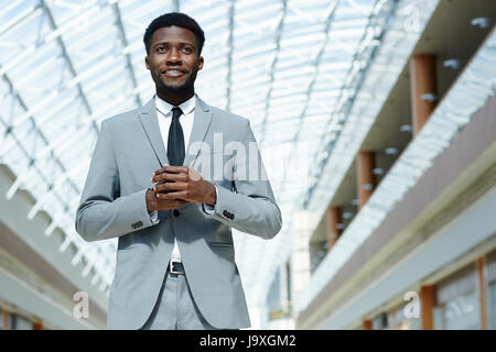 Young businessman wearing contemporain costume gris Banque D'Images