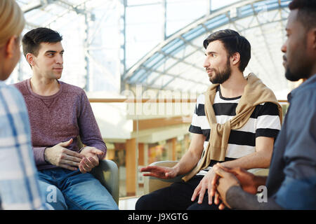 Les jeunes gestionnaires ayant la discussion d'idées Banque D'Images