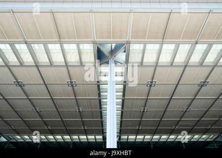 Vue de détails architecturaux sur toit, au terminal de l'aéroport de Berlin Brandebourg Willi-Brandt non achevé et 7 ans de retard à Berlin Allemagne Banque D'Images