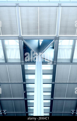 Vue de détails architecturaux sur toit, au terminal de l'aéroport de Berlin Brandebourg Willi-Brandt non achevé et 7 ans de retard à Berlin Allemagne Banque D'Images