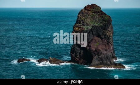 Océan Atlantique vagues falaises de Ponta de São Lourenço, l'île de Madère, au large de la côte nord-est, le Portugal Banque D'Images