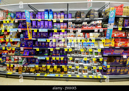 Affiche des barres de chocolat dans un supermarché, New South Wales, NSW, Australie Banque D'Images