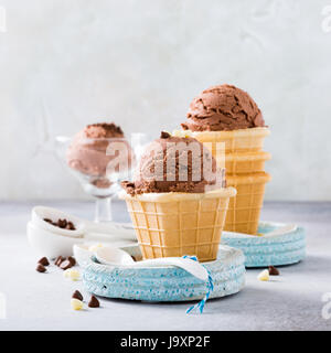 Waffle tasses avec de la crème glacée au chocolat Banque D'Images