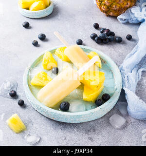 Des sucettes glacées d'ananas Banque D'Images