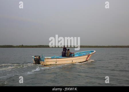 Les membres de la Garde côtière du Bangladesh à l'intérieur d'essence des Sundarbans. Satkhira, Bangladesh Banque D'Images