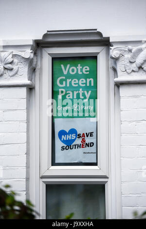 Votez une affiche du Parti vert dans une fenêtre de devant de la maison, avec le soutien de Southend Hospital A&E. Banque D'Images