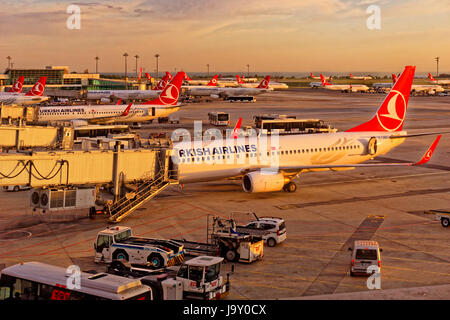 Du côté de la Turkish Airlines hub à l'aéroport Ataturk d'Istanbul, Turquie. Banque D'Images