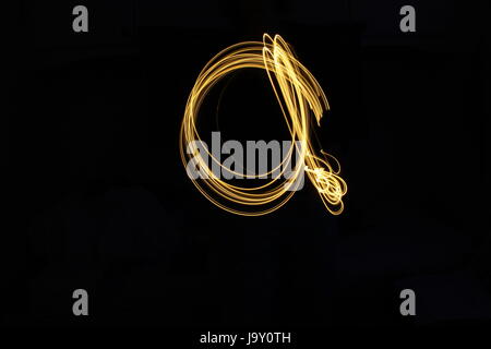 Fairy lights or - une lettre minuscule - Light Painting Photographie sur un fond noir Banque D'Images