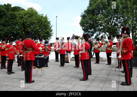 Les Beefeaters effectuer sur Derby Day de l'Investec Derby d'Epsom 2017 Festival à l'hippodrome d'Epsom, Epsom. Banque D'Images