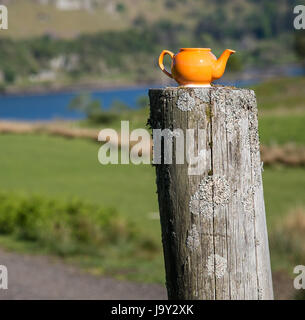 Théière orange sur l'île d'Kerrara en Ecosse, marquant le chemin vers le jardin de thé Kerrera et bunkhouse Banque D'Images