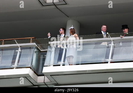 Racegoers sur Derby Day de l'Investec Derby d'Epsom 2017 Festival à l'hippodrome d'Epsom, Epsom. Banque D'Images