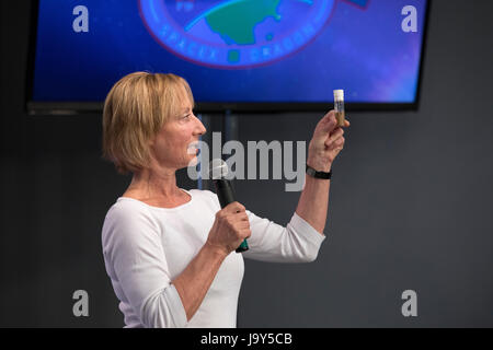 Station spatiale internationale La NASA Fruit Fly Lab-02 Co-chercheur Dr Karen parle Ocorr au cours d'une conférence de presse SpaceX au Kennedy Space Centre de presse Plan du 31 mai 2017 auditorium à Titusville, en Floride. (Photo de Kim Shiflett /NASA via Planetpix) Banque D'Images