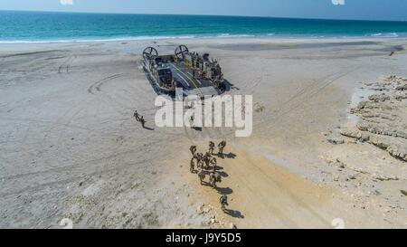 Soldats et marins des marines américains débarquent un landing craft air cushion de navire sur la plage pendant l'exercice Sea le 15 février 2017, soldat en Senoor Beach, de l'Oman. (Photo de Robert B. Brown Jr./Marines américains via Planetpix) Banque D'Images