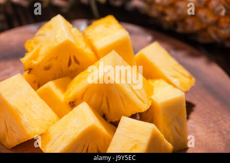 Concept de fruits tropicaux. Ananas coupés sur le vieux fond de bois. Banque D'Images