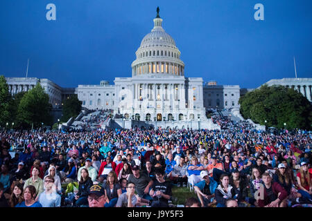 Les foules se rassemblent sur la pelouse ouest Capitole pour le National Memorial Day concert 28 mai 2017 à Washington, DC. (Photo de Dominique A. Pineiro /DoD par Planetpix) Banque D'Images