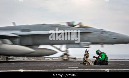 Les marins américains d'atterrissage d'avion direct dans le poste de pilotage à bord de la marine américaine de classe Nimitz porte-avions USS Carl Vinson, 23 mai 2017 dans l'océan Pacifique. (Photo de Rebecca Sunderland /US Navy par Planetpix) Banque D'Images